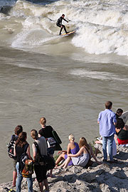 Isar Surfer an der Reichenbach-Brücke (©Foto:Martin Schmitz)
